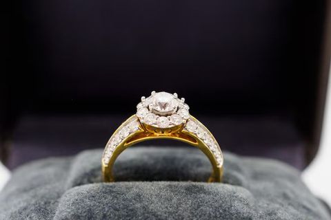 Luxury Engagement Rings: Guide to Elegant Designs and Diamond Selection